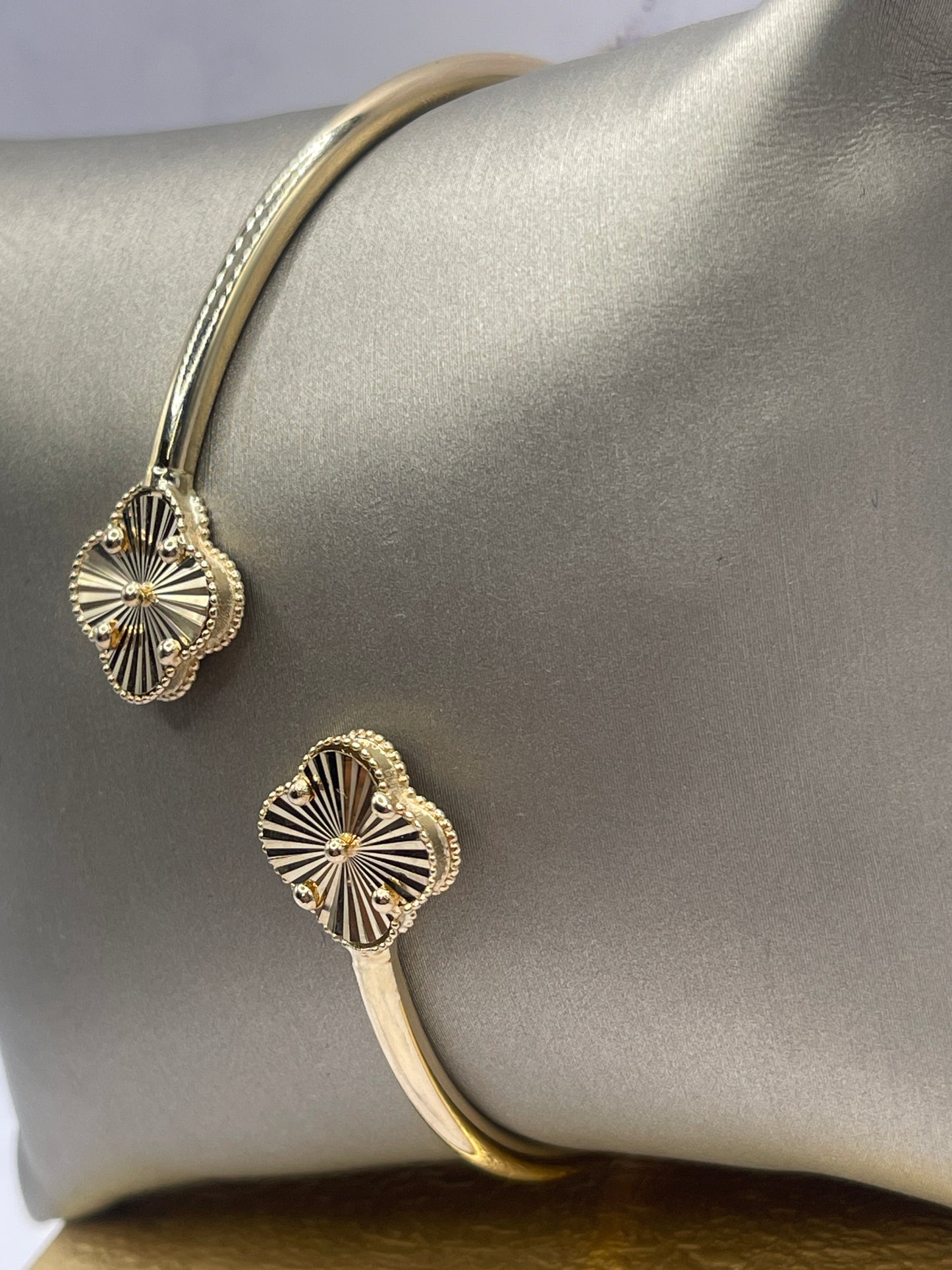 Flower Bangle 14k