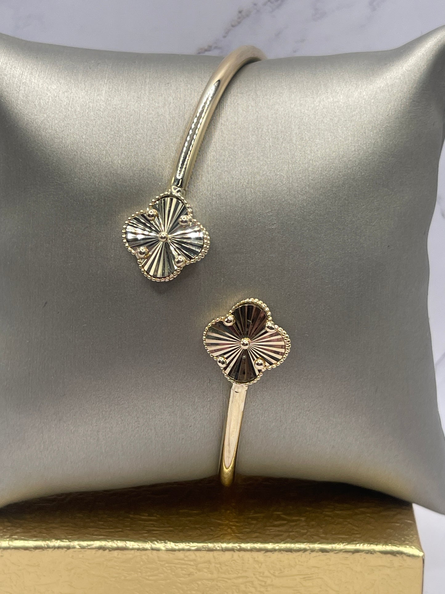 Flower Bangle 14k